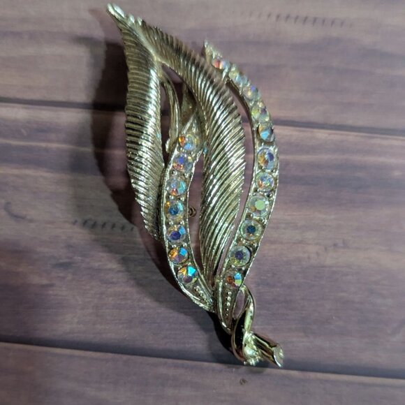 Vintage Gold Tone Leaf Brooch With Aurora Borealis Rhinestones Elegant Sparkle P - Picture 3 of 5